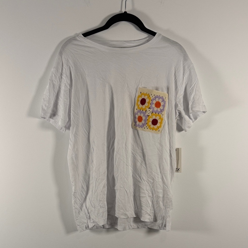NWT Dex White Tee with Floral Pocket Design - Picture 2 of 7